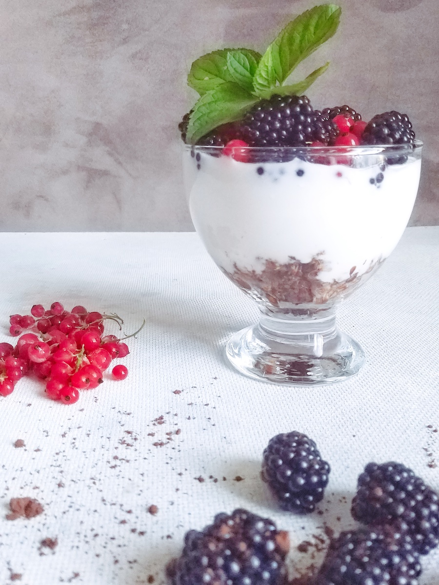 przepis szybka granola z jogurtem i owocami
