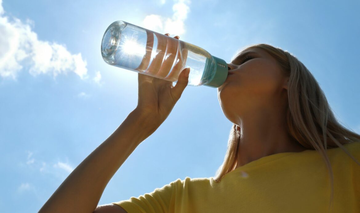 co warto pić w upalne dni woda z butelki