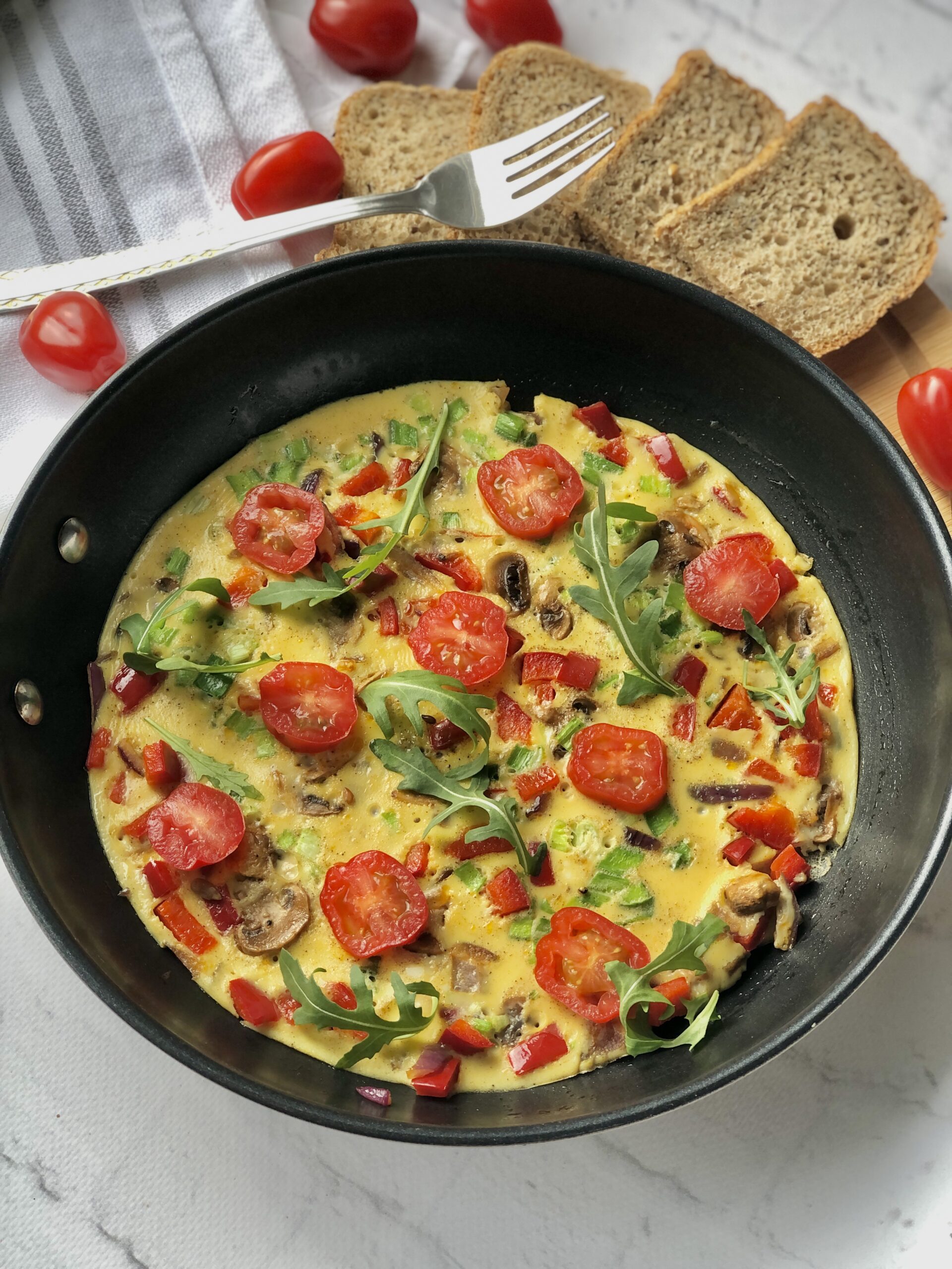 śniadaniowy omlet z warzywami
